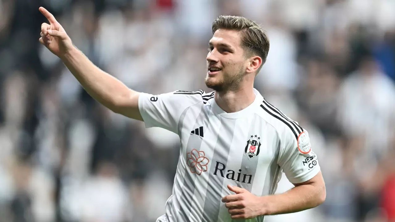  Semih Kılıçsoy in action for Besiktas.